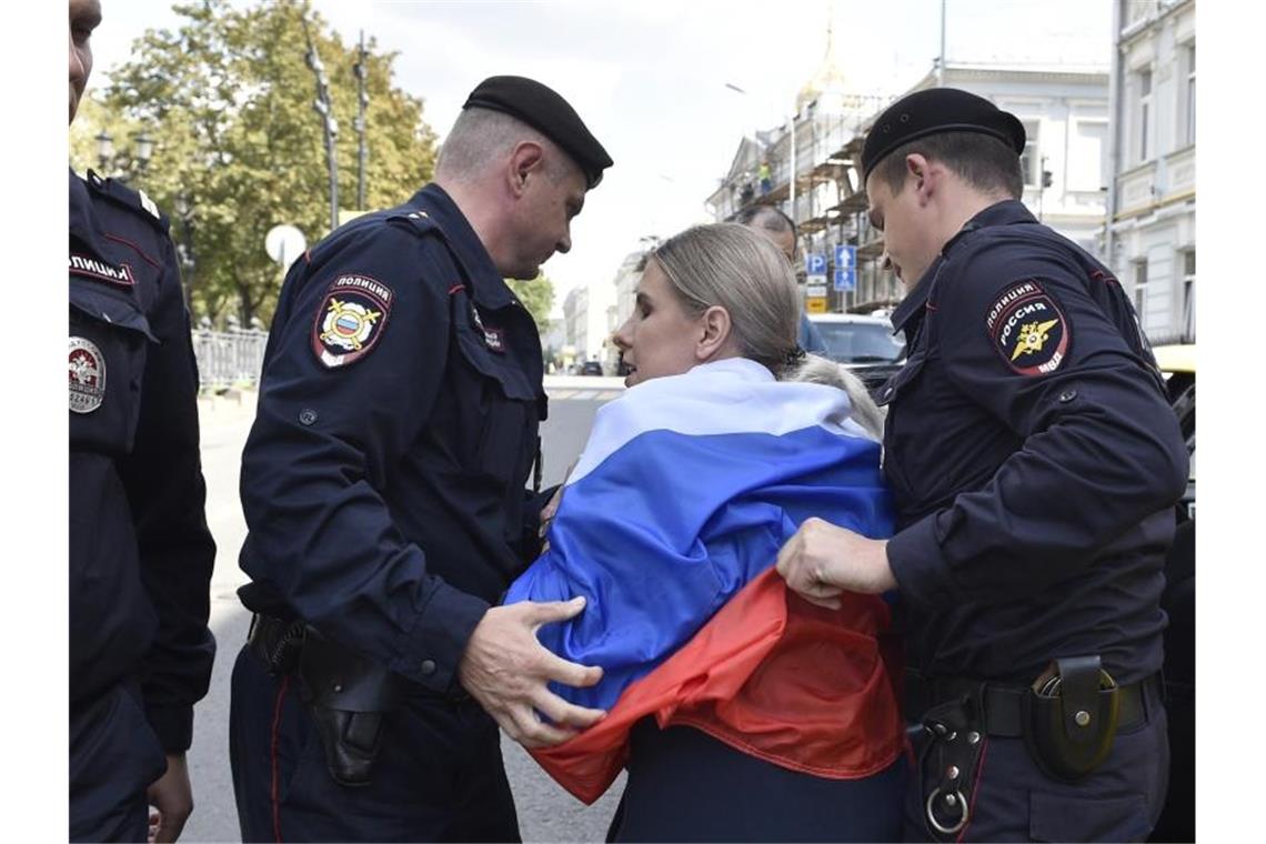 Aktivisten: 1370 Festnahmen bei Kundgebung in Moskau Polizeibeamte verhaften die Anwältin und Oppositionskandidatin Lyubov Sobo. Foto: Dmitry Serebryakov/AP