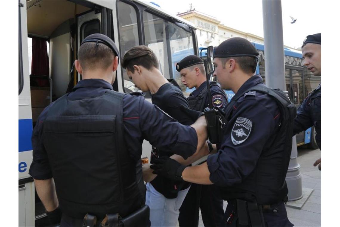 Mehr als Tausend Festnahmen bei Demonstration in Moskau Polizeibeamte verhaften einen Mann vor der nicht genehmigten Kundgebung in Moskau. Foto: Alexander Zemlianichenko/AP