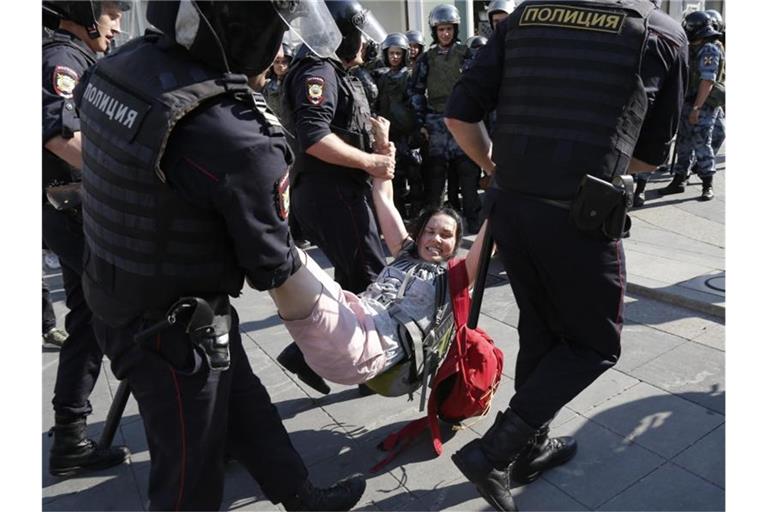 Polizeibeamte verhaften einen Mann vor der nicht genehmigten Kundgebung in Moskau. Foto: Alexander Zemlianichenko/AP