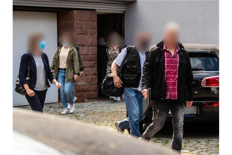 Polizeibeamte verlassen das Haus von Kabarettist Christoph Sonntag. Foto: Christoph Schmidt/dpa