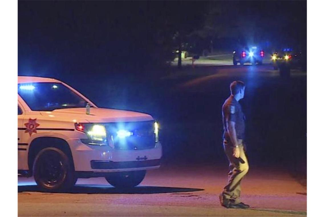 Polizeibeamte versperren in Elkmont, Alabama, den Zugang zu einer Straße. Foto: WHNT-TV News/AP