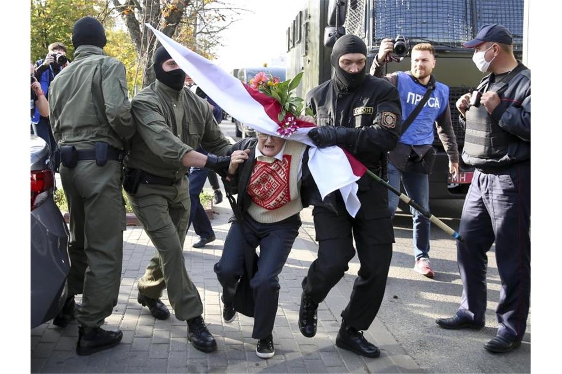 Mehr als 300 Festnahmen bei Frauen-Protest gegen Lukaschenko