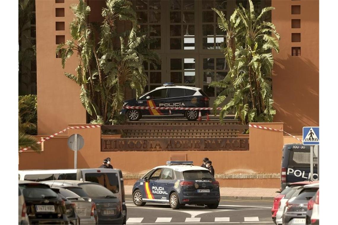 Polizeibeamte vor dem Hotel H10 Costa Adeje Palace auf Teneriffa: Nach einem bestätigten Coronavirus-Fall ist das Hotel unter Quarantäne gestellt worden. Foto: AP/dpa