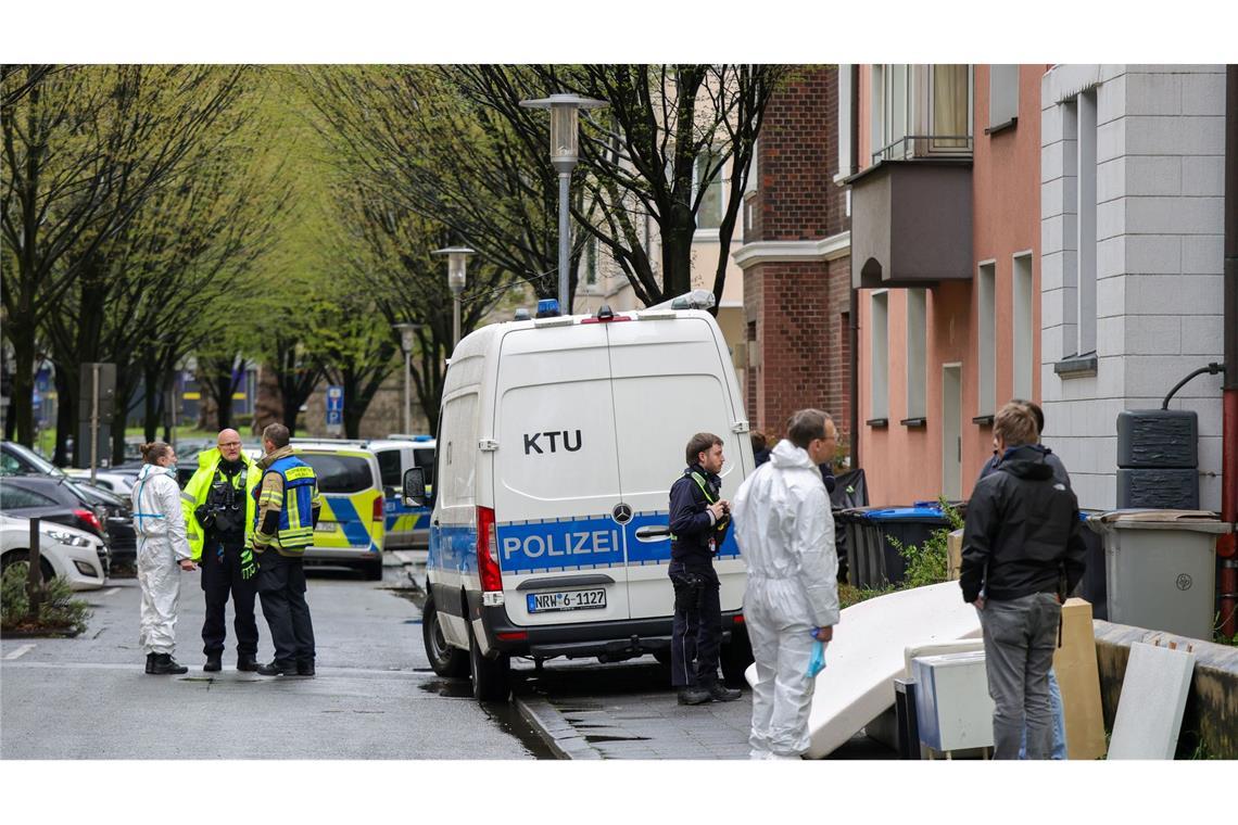 Polizeibeamte vor dem Mehrfamilienhaus der Familie in Witten. Mutter und Tochter sind weiterhin im Krankenhaus.