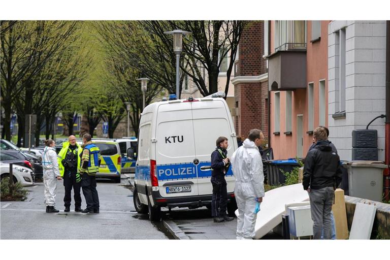 Polizeibeamte vor dem Mehrfamilienhaus der Familie in Witten. Mutter und Tochter sind weiterhin im Krankenhaus.