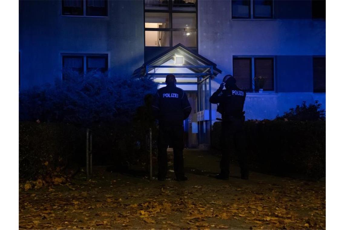 Dreijährige tot in Berliner Wohnung entdeckt Polizeibeamte vor einem Mehrfamilienhaus im Berliner Ortsteil Plänterwald. Foto: Paul Zinken/dpa