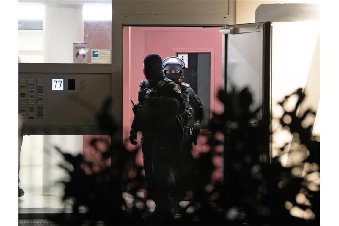 Polizeibeamte während einer Razzia im Märkischen Viertel in Berlin. Foto: Paul Zinken/dpa-Zentralbild/dpa