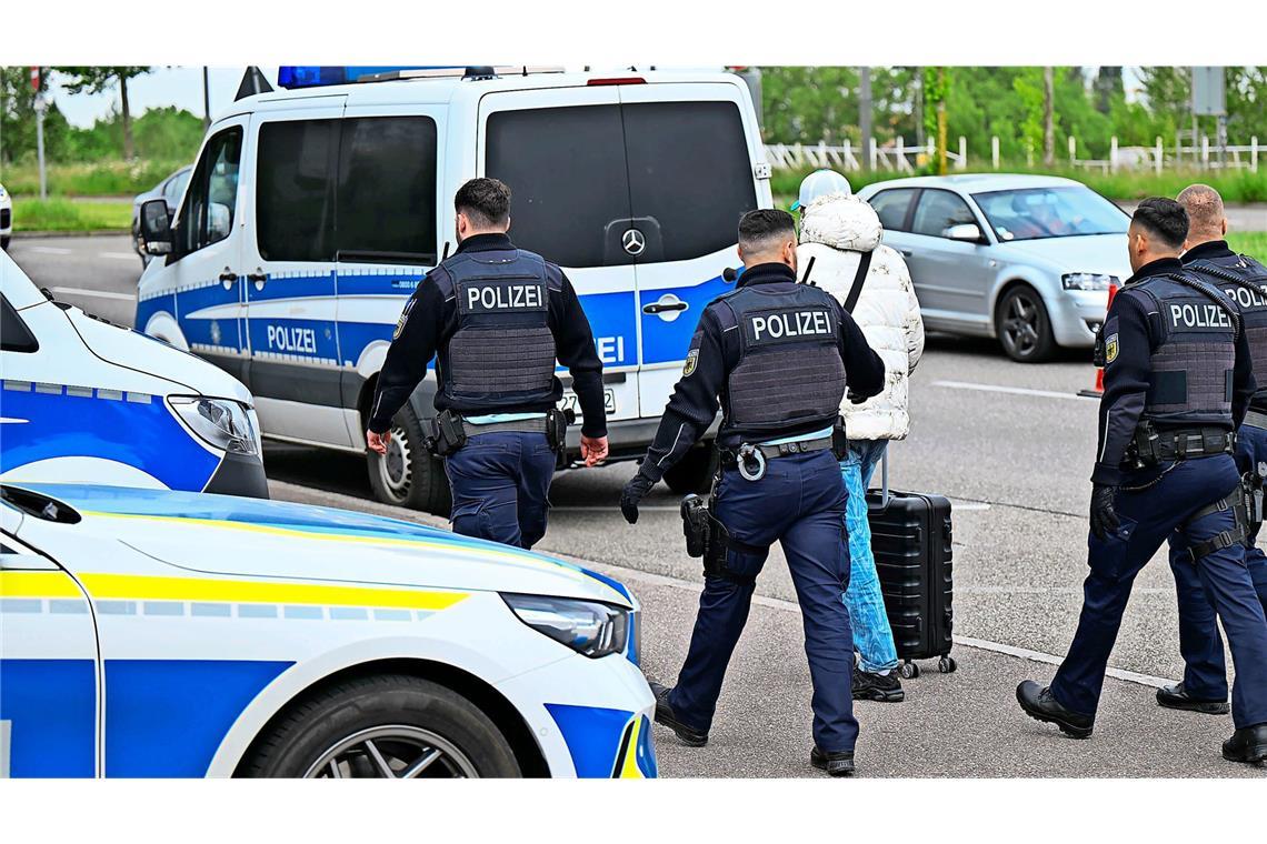 Unerlaubte Einreisen über Baden-Württembergs Landgrenzen stark gestiegen Polizeibeamte weisen einen Mann zurück und begleiten ihn zur französischen Grenze (Archivfoto).