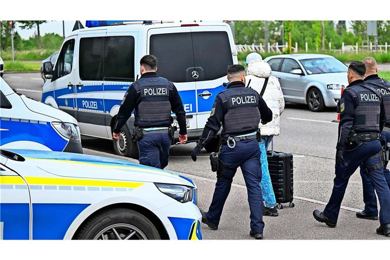 Polizeibeamte weisen einen Mann zurück und begleiten ihn zur französischen Grenze (Archivfoto).