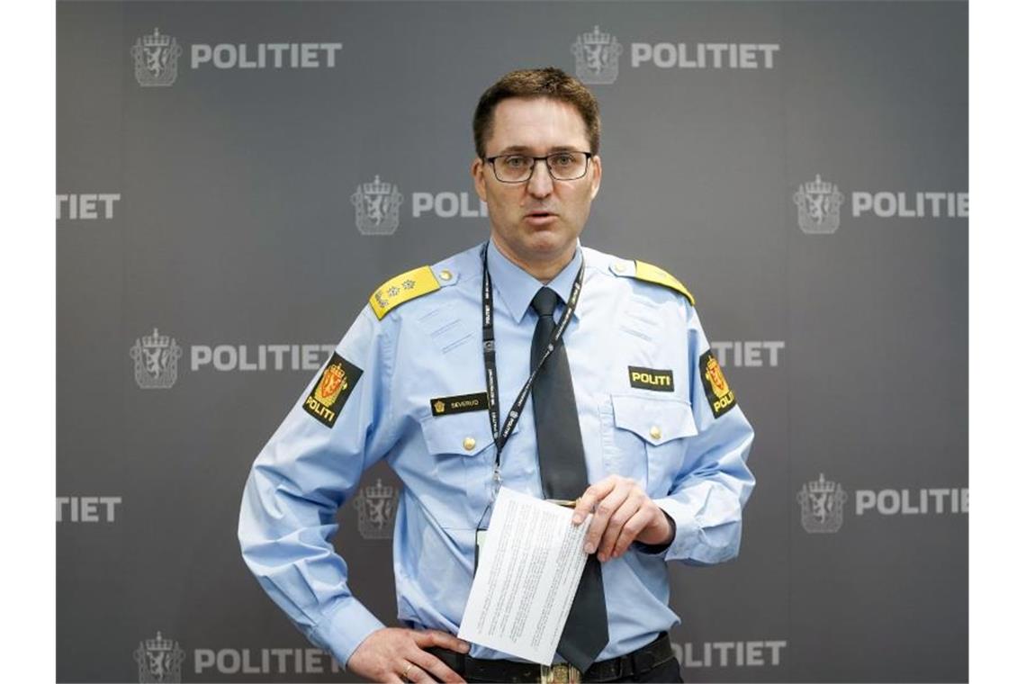 Bogenangriff in Norwegen: Polizei schließt Terror nicht aus Polizeichef Ole Bredrup Sæverud bei einer Pressekonferenz zu den aktuellen Erkenntnissen nach der Gewalttat. Foto: Terje Pedersen/NTB/dpa