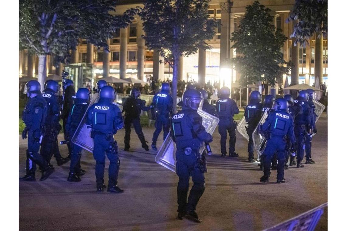 Polizeieinheiten sammeln sich, um gegen Randalierer vorzugehen. Foto: Simon Adomat/dpa/Archivbild