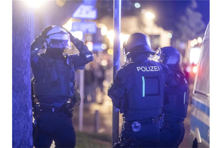 Polizeieinheiten sammeln sich, um gegen Randalierer vorzugehen. Foto: Simon Adomat/dpa/Archivbild