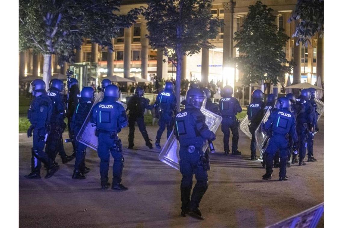 Polizeieinheiten sammeln sich, um gegen Randalierer in Stuttgart vorzugehen. Foto: Simon Adomat/dpa