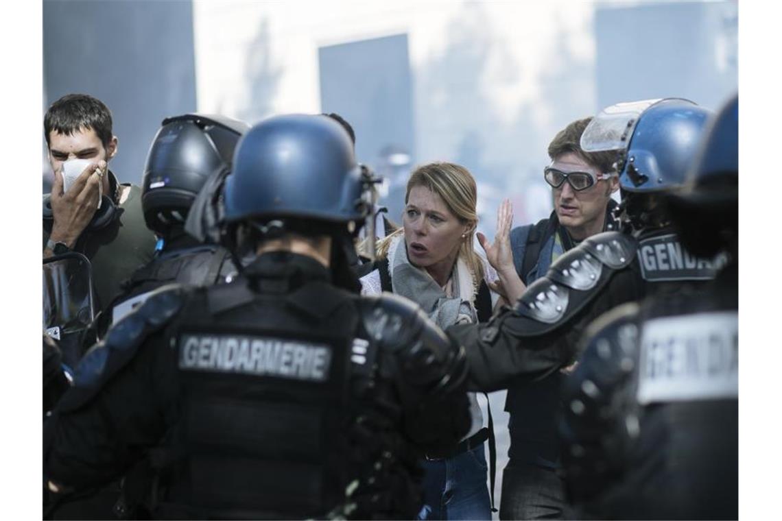 Polizeieinsatz am Rande der Demonstration für mehr Klimaschutz in Paris. Foto: Kamil Zihnioglu/AP