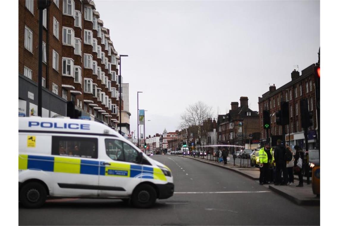 Polizeieinsatz am Tatort in der Streatham High Road in London-Lambeth. Foto: Victoria Jones/PA Wire/dpa
