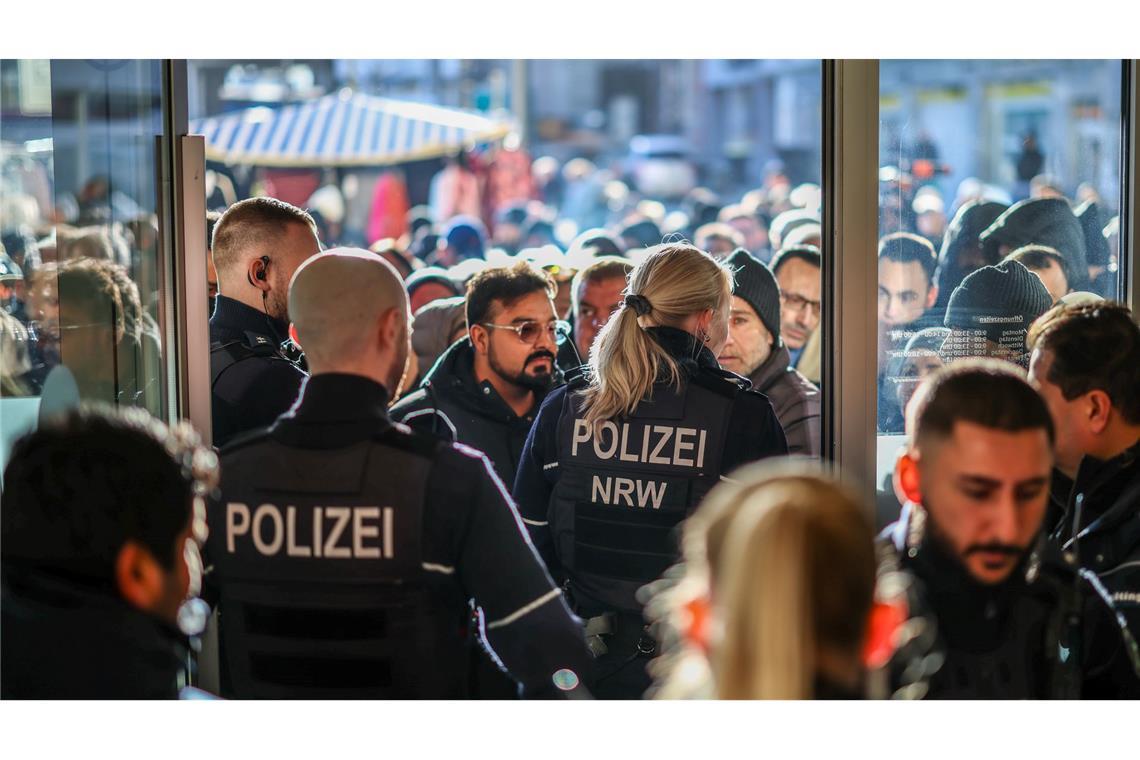 Polizeieinsatz an der Sparkassenfiliale in Gelsenkirchen-Buer. Eine große Menschenmenge versammelte sich vor der Filiale.