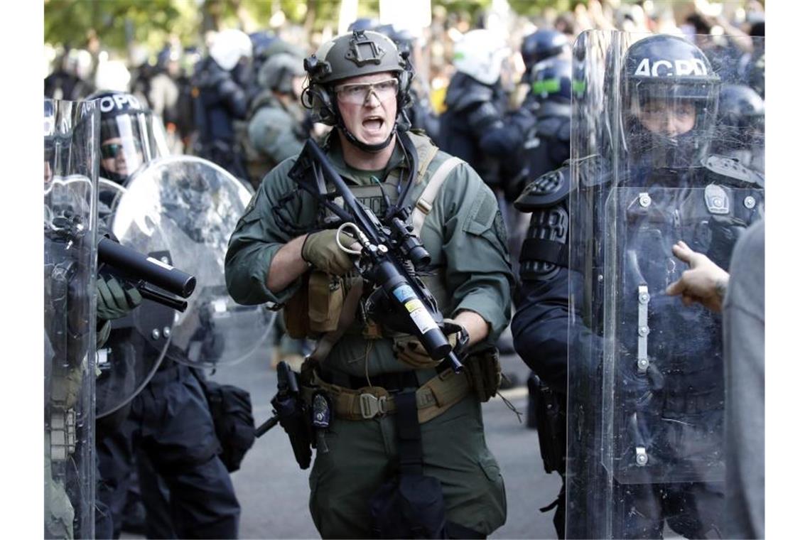 Trump droht wegen Unruhen mit Einsatz der Streitkräfte Polizeieinsatz gegen Demonstranten in Washington. Foto: Alex Brandon/AP/dpa
