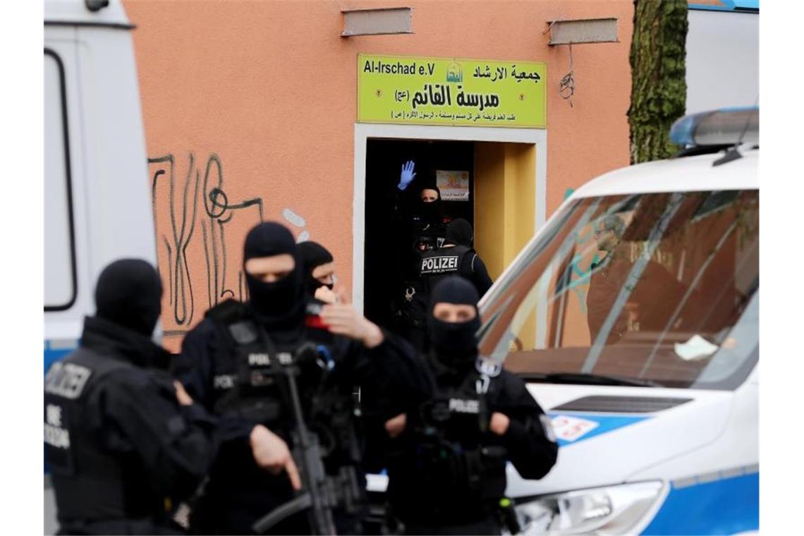 Polizeieinsatz in einer Moschee in Berlin (Archivbild). Foto: Christoph Soeder/dpa