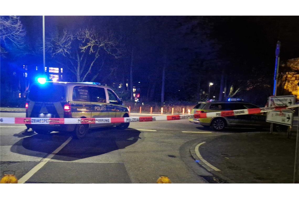 Polizeieinsatz in Gießen: Ein Auto ist am Montagabend in eine Bushaltestelle gerast.