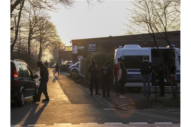 Polizeieinsatz in Mönchengladbach im Rahmen der Drogen-Razzia. Foto: Sascha Rixkens/dpa