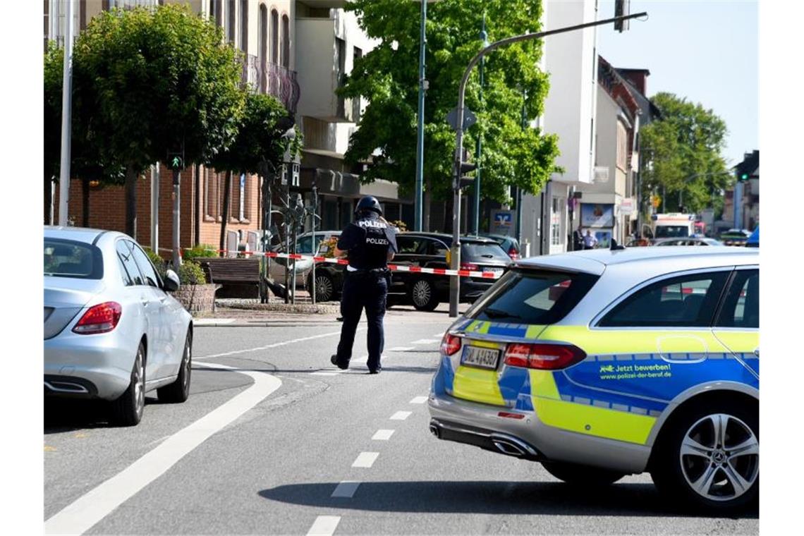 Ilvesheimer Bankräuber: Lange Haft und Sicherungsverwahrung Polizeieinsatz nach Banküberfall in Ilvesheim. Foto: Rene Priebe/dpa/Archivbild