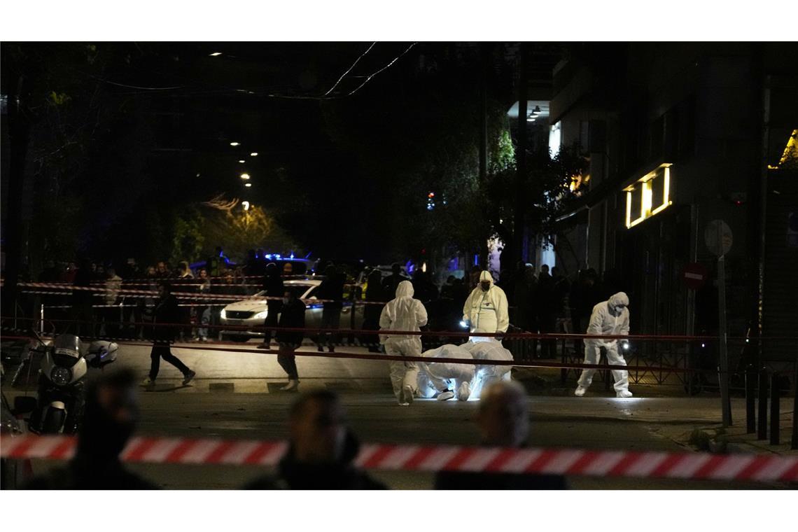 Sprengsatz explodiert vor Büros der griechischen Bahnen Polizeiermittler in Schutzanzügen inspizieren den Ort nach einer Bombenexplosion vor den Büros von Hellenic Train, dem Betreiber der griechischen Eisenbahn, in Athen.