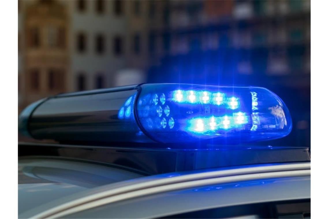 Polizeifahrzeug mit Blaulicht. Foto: Monika Skolimowska/zb/dpa/Illustration