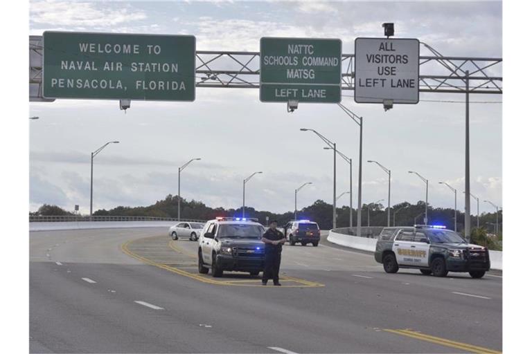 Polizeifahrzeuge blockieren die Zufahrt zur Naval Air Station in Florida. Foto: Tony Giberson/Pensacola News Journal/AP/dpa