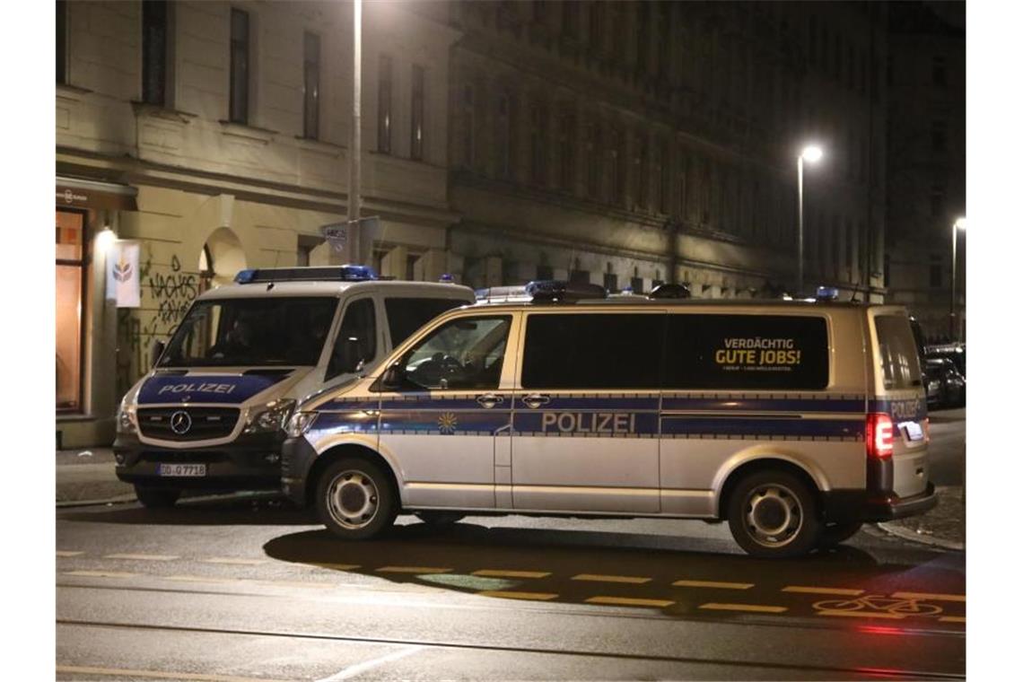 Polizeifahrzeuge blockieren eine Straße in Leipzig. Das Landeskriminalamt Sachsen hat am Mittwochmorgen eine großangelegte Razzia in Dresden und Leipzig gestartet. Foto: --/dpa