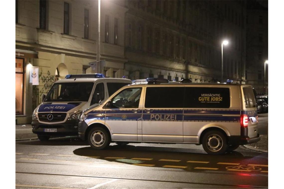 Großrazzia im Drogenmilieu mit 1300 Polizisten Polizeifahrzeuge blockieren eine Straße in Leipzig. Das Landeskriminalamt Sachsen hat am Mittwochmorgen eine großangelegte Razzia in Dresden und Leipzig gestartet. Foto: --/dpa