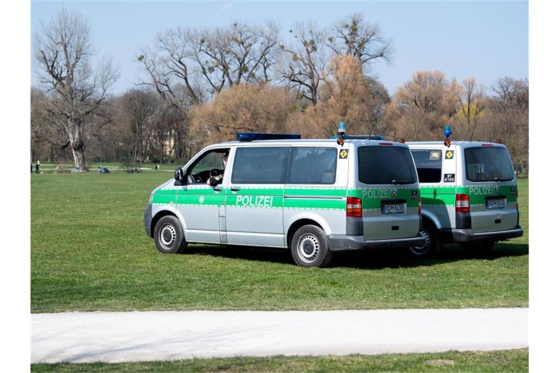 Polizeifahrzeuge im Englischen Garten in München. Foto: Sven Hoppe/dpa