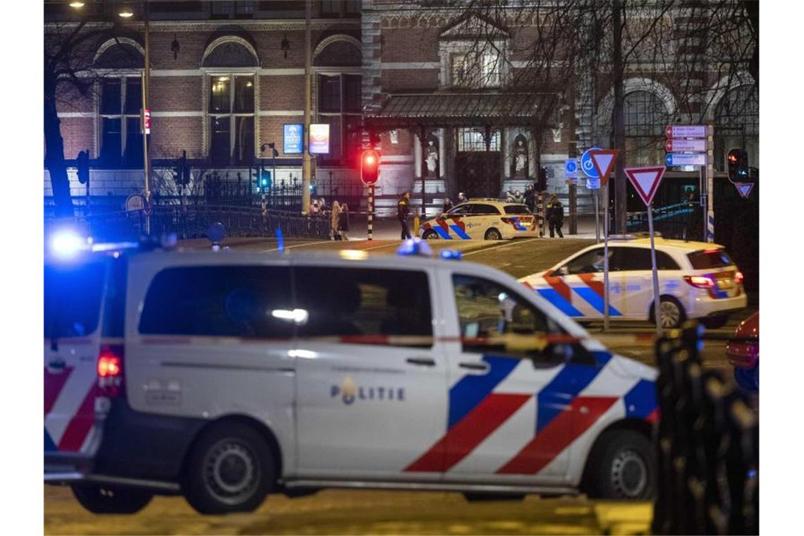 Geiselnehmer in Amsterdam drohte mit Bombe Polizeifahrzeuge im Zentrum von Amsterdam. Foto: Evert Elzinga/ANP/dpa