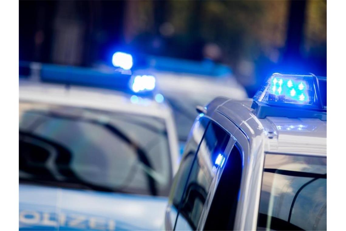 Polizeifahrzeuge mit eingeschaltetem Blaulicht. Foto: Rolf Vennenbernd/Archiv