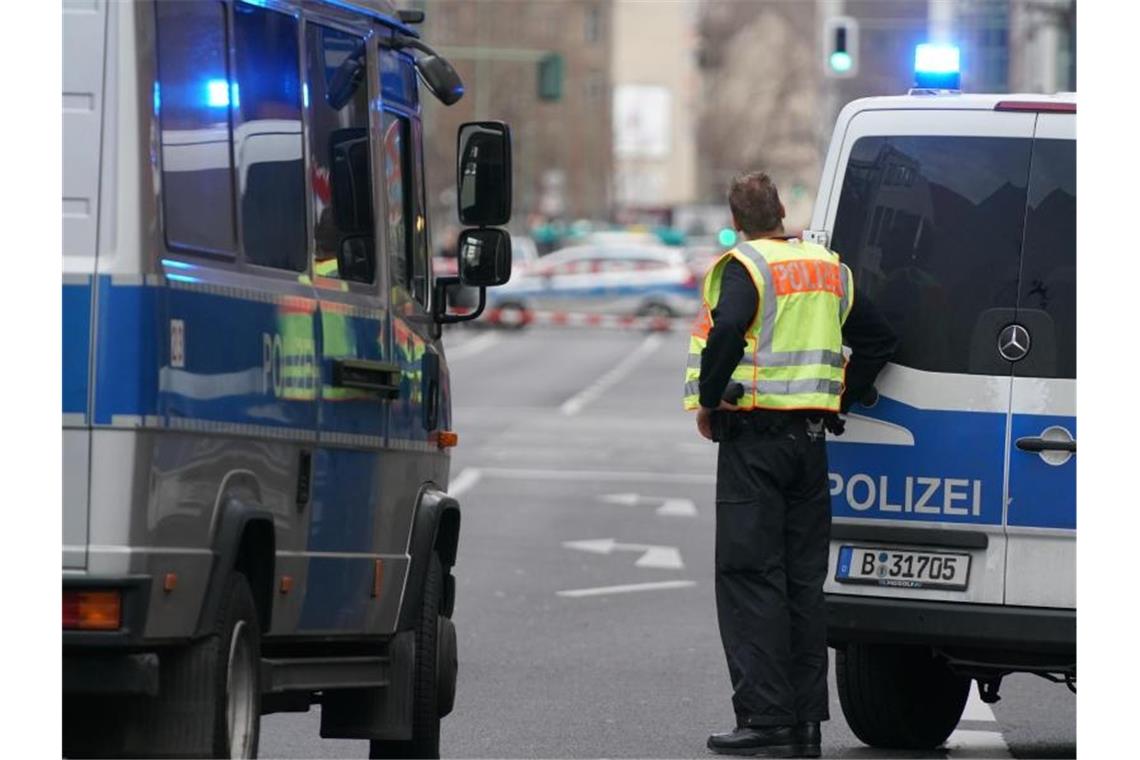 Großeinsatz am Checkpoint Charlie wegen Schreckschusswaffe Polizeifahrzeuge sperren die Straßen um die Kreuzung Kochstraße Friedrichstraße in der Nähe des Checkpoint Charlie ab. Foto: Kay Nietfeld/dpa