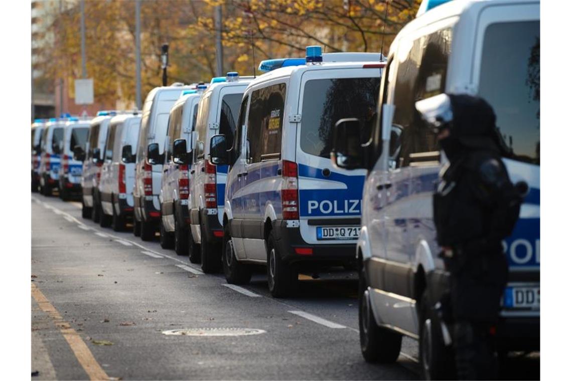 Polizeifahrzeuge stehen bei einem Einsatz vor Häusern in der Gitschiner Straße. Knapp ein Jahr nach dem Kunstdiebstahl im Dresdner Grünen Gewölbe hat die Polizei in Berlin drei Tatverdächtige festgenommen. Foto: Annette Riedl/dpa