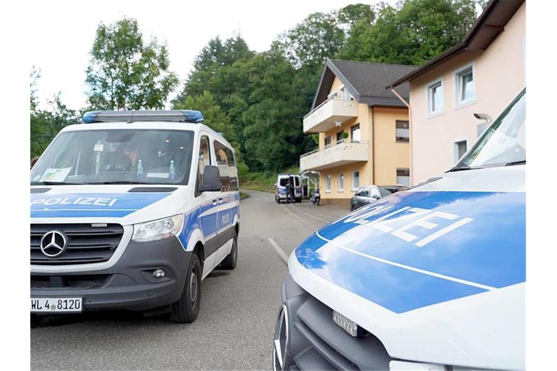 Polizei hat in Oppenau fünf Waffen gefunden Polizeifahrzeuge stehen bei Oppenau vor einer Einfahrt in ein Waldgebiet. Foto: Benedikt Spether/dpa
