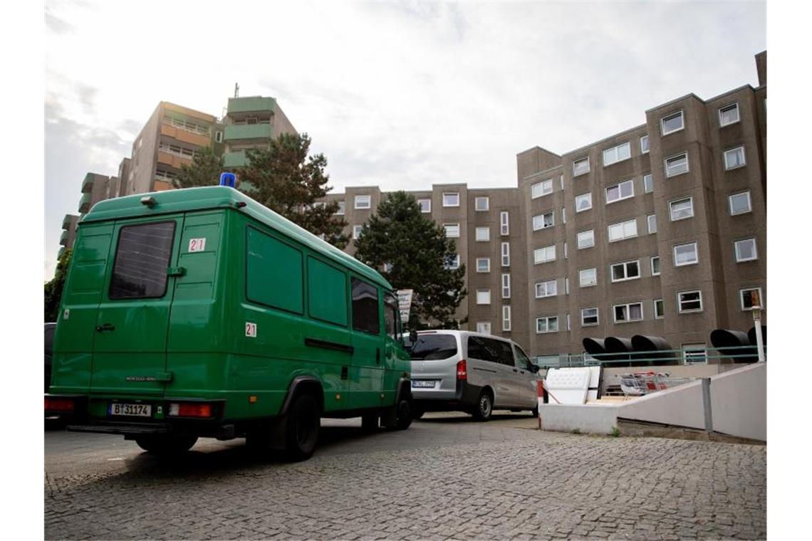 Polizeifahrzeuge stehen im Ortsteil Berlin-Gesundbrunnen vor einem Gebäude. Die Polizei in Berlin ist mit einer großangelegten Razzia gegen Tatverdächtige aus der islamistischen Szene ausgerückt. Foto: Christoph Soeder/dpa