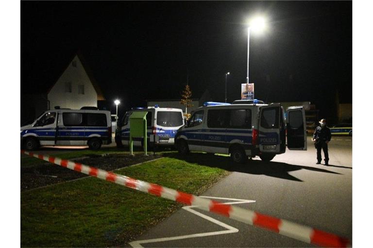 Polizeifahrzeuge stehen in der Nähe des Tatorts. Foto: Rene Priebe/dpa
