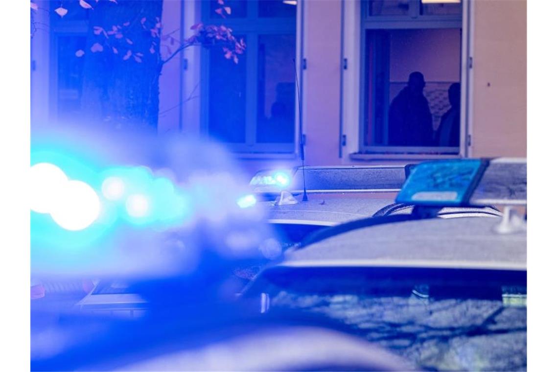 Polizeifahrzeuge stehen mit Blaulicht. Foto: Armin Weigel/dpa/Symbolbild