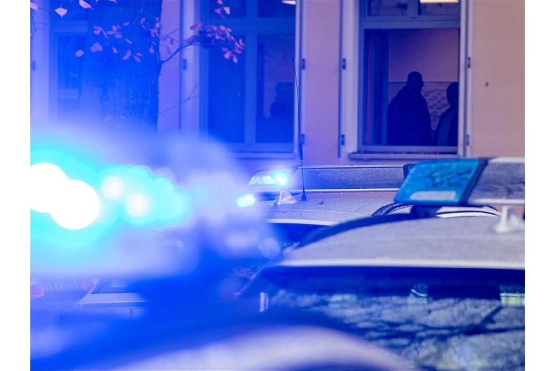 Dortmund, Hagen, Bremen, Pforzheim: Schleuser festgenommen Polizeifahrzeuge stehen mit Blaulicht. Foto: Armin Weigel/dpa/Symbolbild