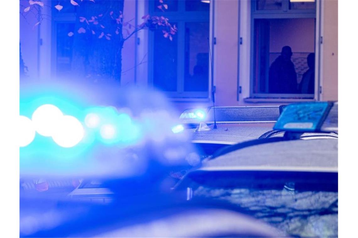 Ermittlungsgruppe nach Corona-Protest eingesetzt Polizeifahrzeuge stehen mit Blaulicht. Foto: Armin Weigel/dpa/Symbolbild