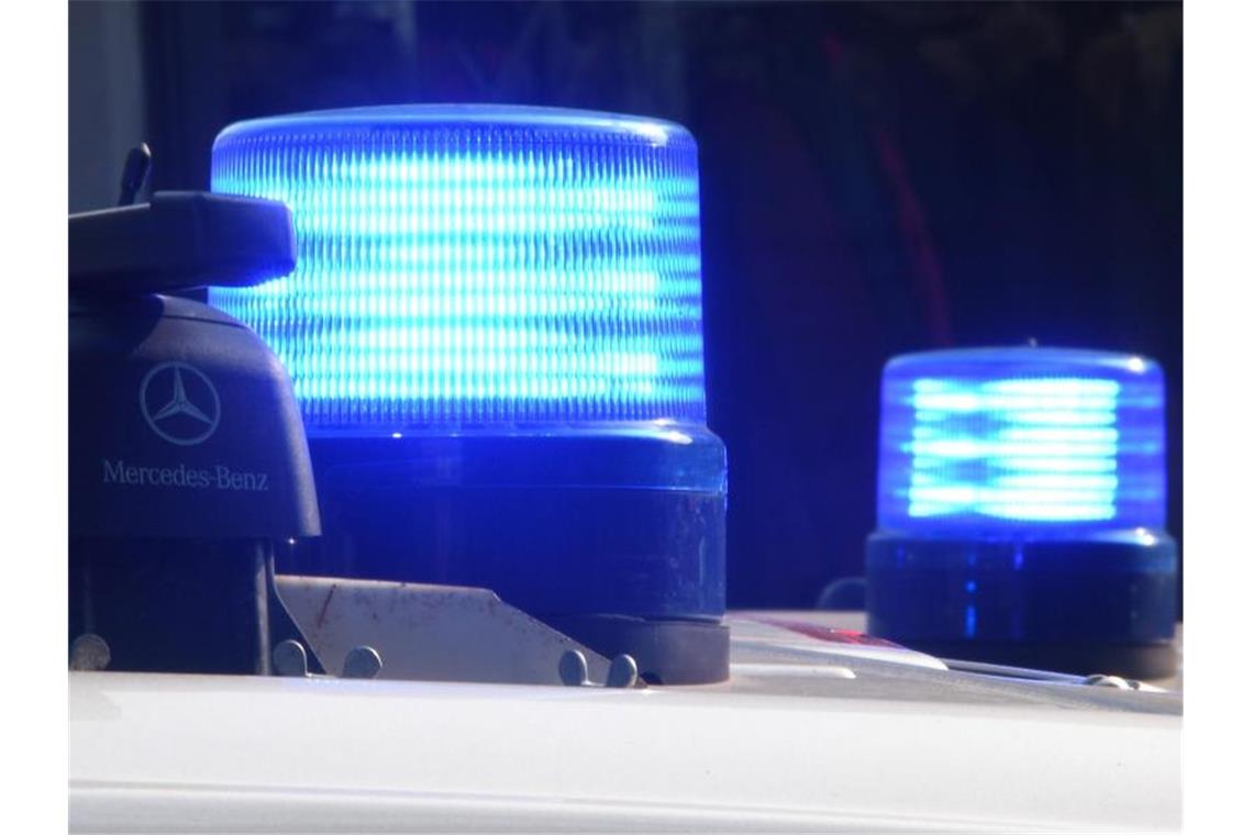 Polizeifahrzeuge stehen mit eingeschaltetem Blaulicht. Foto: Carsten Rehder/dpa/Symbolbild