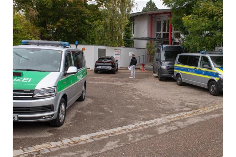 Polizeifahrzeuge stehen vor dem Impfzentrum in Nördlingen. Dort lassen sich Patienten des beschuldigten Arztes einem Antikörpertest unterziehen. Foto: Stefan Puchner/dpa