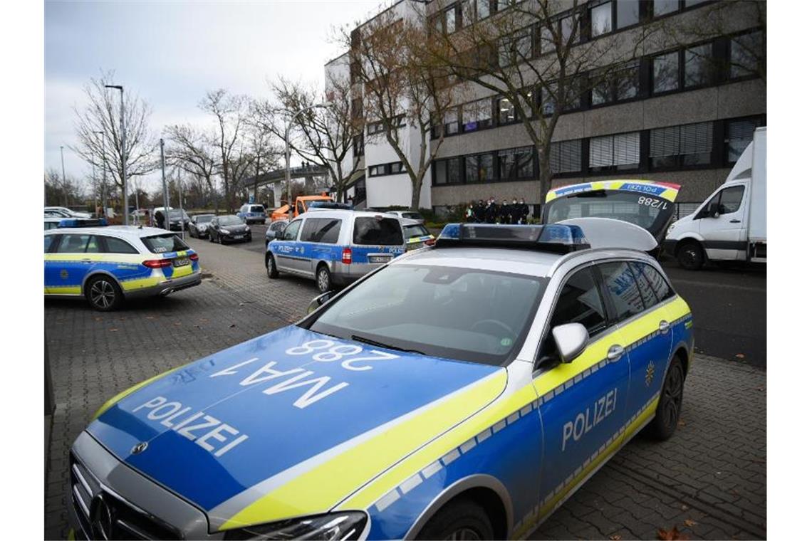 Polizeifahrzeuge stehen vor der Dualen Hochschule in Mannheim. Foto: R.Priebe/dpa