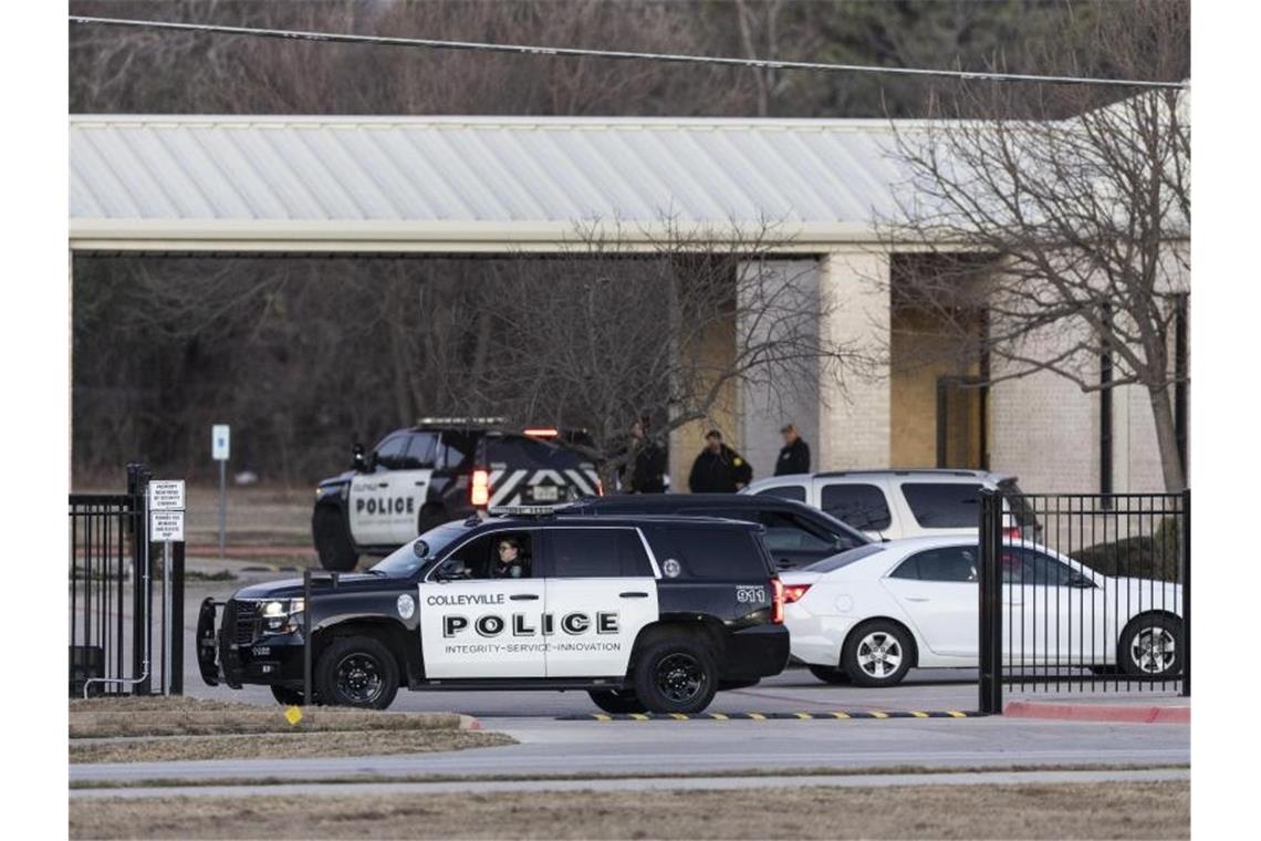 Rabbi zu Geiselnahme in US-Synagoge: Konnten selbst flüchten Polizeifahrzeuge stehen während der Geiselnahme auf der Zufahrt der Synagoge in Colleyville. Foto: Brandon Wade/AP/dpa
