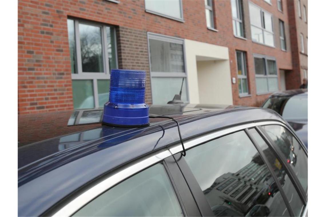 Steuerhinterziehung: Durchsuchungen in drei Bundesländern Polizeifahrzeuge stehen während einer Durchsuchung vor einem Haus. Foto: Bodo Marks/dpa/Archivbild