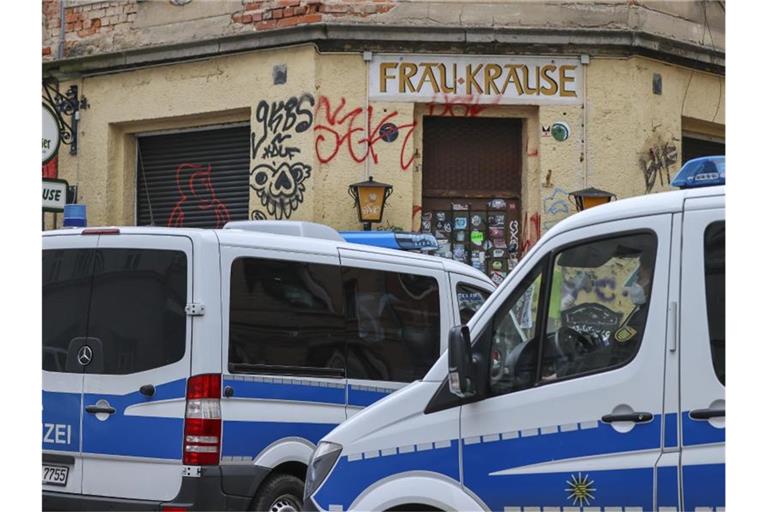 Polizeifahrzeuge und Beamte während der Durchsuchungen im Leipziger Stadtteil Connewitz. Foto: Jan Woitas/dpa