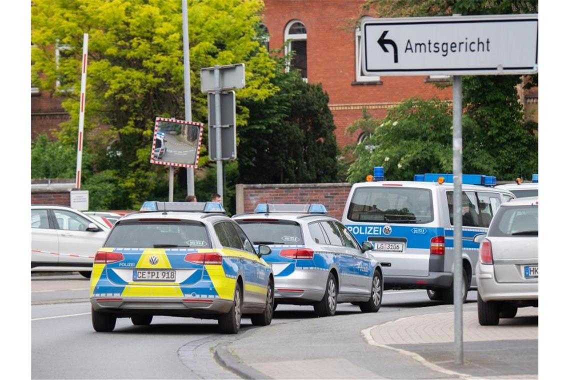 Polizeifahrzeuge versperren die Zufahrt zum Amtsgericht Celle. Foto: Julian Stratenschulte/dpa