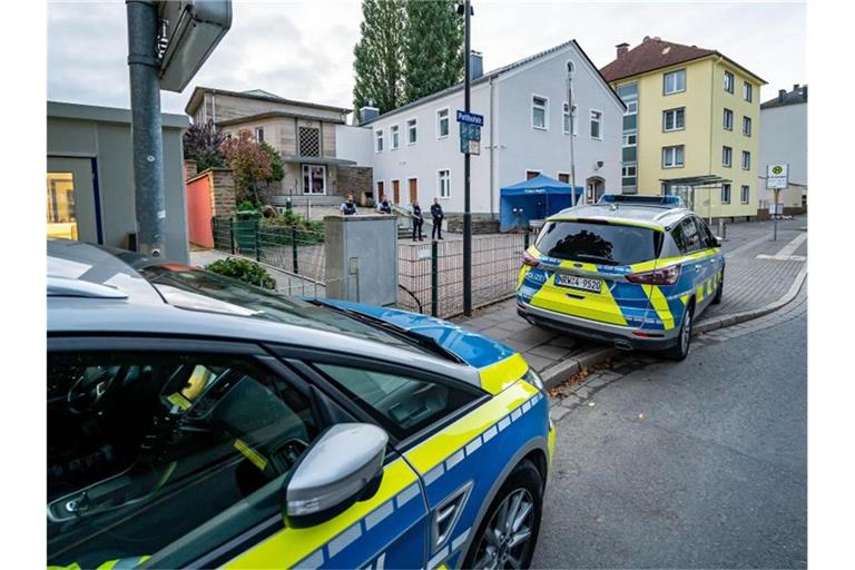 Polizeifahrzeuge vor der Synagoge in Hagen. Foto: Markus Klümper/Sauerlandreporter/dpa