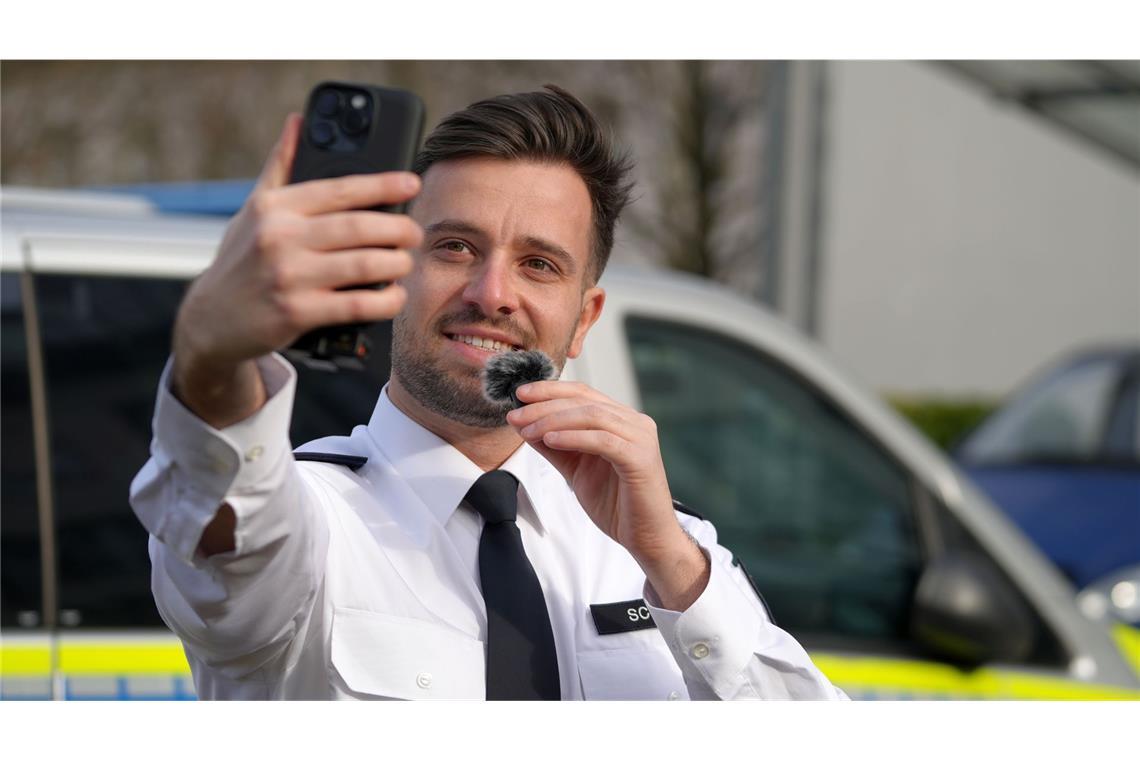 Cop-Influencer Peter Schulz begeistert mit AstroTV-Parodie Polizeihauptkommissar Peter Schulz, Social Media Manager des Polizeipräsidiums Westhessen, bei der Erstellung eines Beitrags für den Instagram-Account der Polizei Westhessen.
